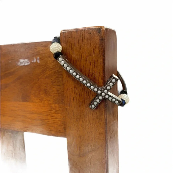 Handmade stretch cross bracelet black/white beads - Picture 1 of 7